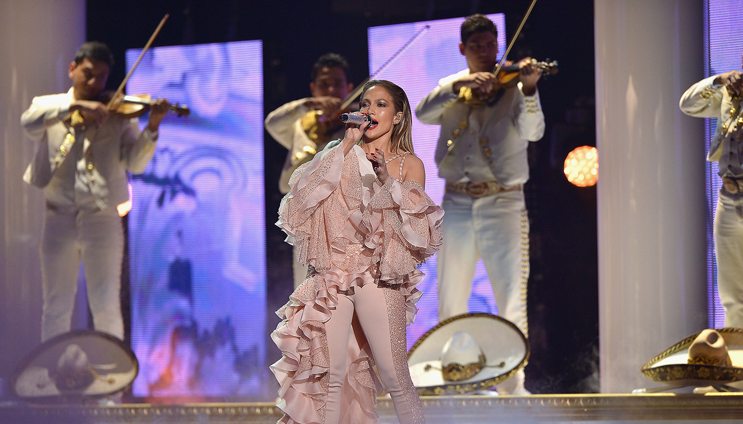 Jennifer Lopez pays tribute to Selena